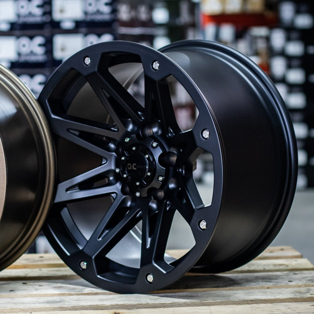 Jante OC WHEELS 814 Gen3 Noir Mat pour tout-terrain, design robuste et moderne, vue de face sur véhicule 4x4 off-road.