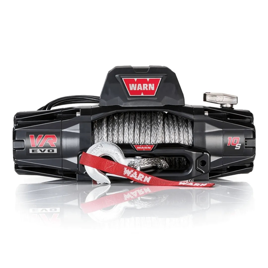Treuil Warn VR-EVO 10S 4,5T avec câble synthétique, robuste et professionnel pour levage et remorquage.