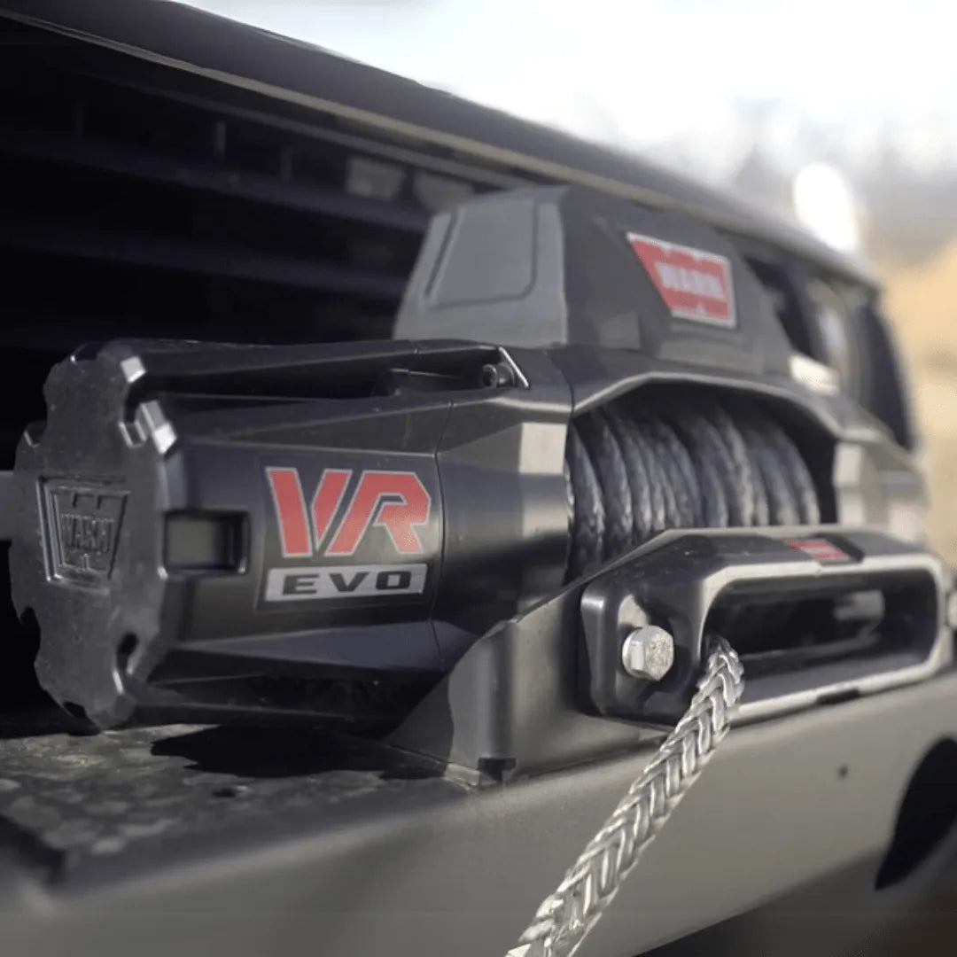 Treuil Warn VR-EVO 12S 5.4T avec câble synthétique, monté sur véhicule 12V, équipement robuste pour le tout-terrain.