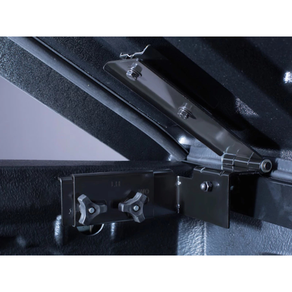 Couvre benne Aeroklas Speed en double coque ABS noir grainé pour camion double-cab, protège la benne avec style et durabilité.
