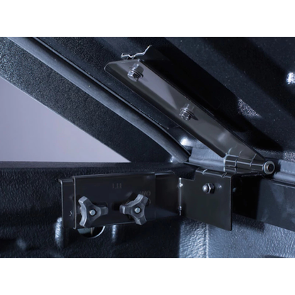 Couvre benne Aeroklas Speed en double coque ABS noir grainé pour camion double-cab, protège la benne avec style et durabilité.