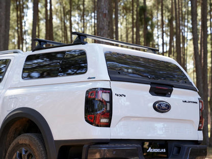 Barres de toit Aeroklas pour Hardtop Double Cabine, fixation solide pour véhicule utilitaire.