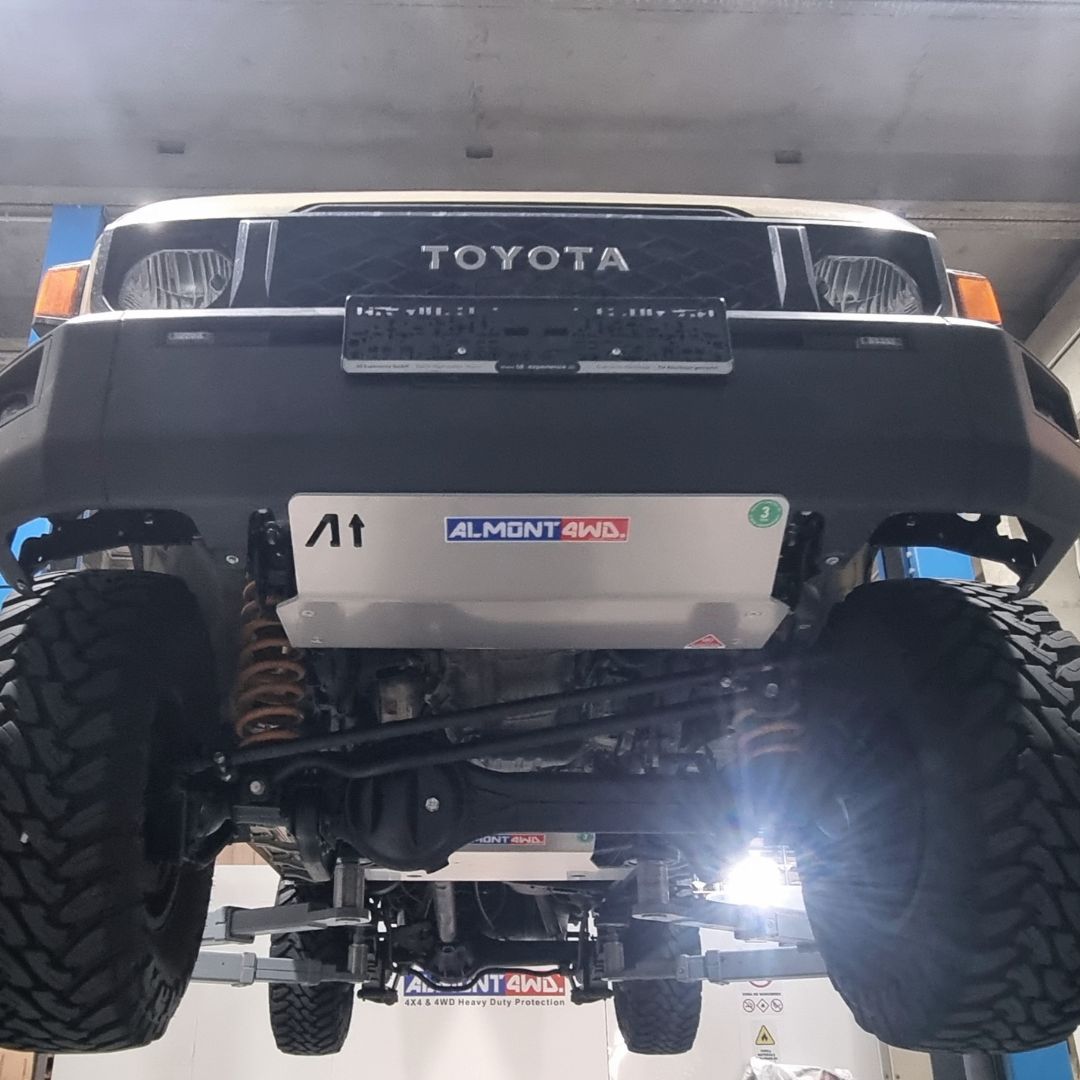 Protection frontale ALMONT4WD pour Toyota HZJ 76-79 2024, protections inférieures robustes pour véhicule tout-terrain.