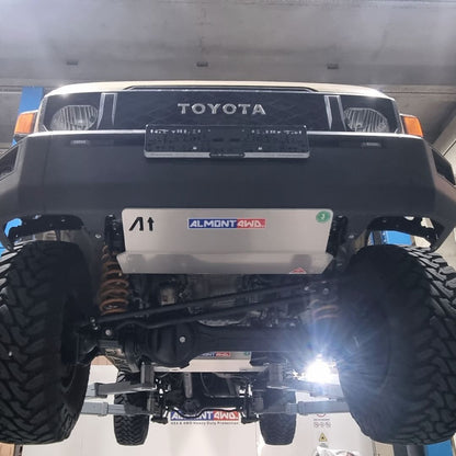 Protection frontale ALMONT4WD pour Toyota HZJ 76-79 2024, protections inférieures robustes pour véhicule tout-terrain.