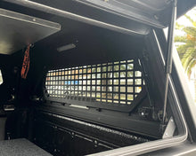 Grille de sécurité en aluminium pour fenêtre arrière Alu-Cab Contour, protection maximale, accessoires de sécurité pour véhicule.
