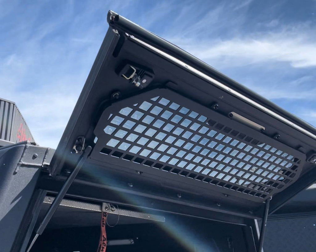 Grille de sécurité pour fenêtre arrière Alu-Cab Contour en aluminium, protection maximale, accessoire robuste pour véhicule.