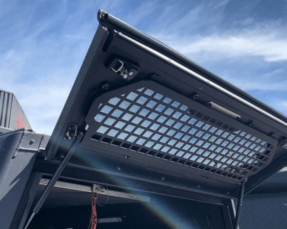 Grille de sécurité pour fenêtre arrière Alu-Cab Contour en aluminium, protection maximale, accessoire robuste pour véhicule.