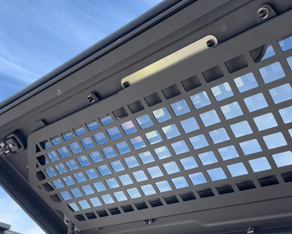 Grille de sécurité en aluminium pour fenêtre arrière Alu-Cab Contour, protection maximale, accessoire robuste pour véhicule tout-terrain.