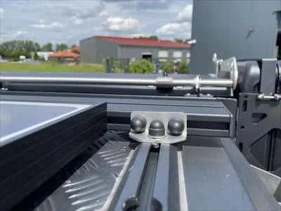 Kit de 2 barres de toit en aluminium Alu-Cab pour véhicule, visibles avec fixation et profil élégant.