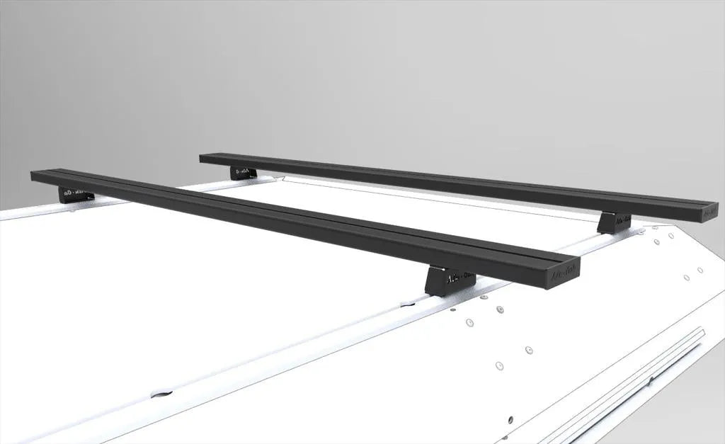 Kit de 2 barres de toit en aluminium Alu-Cab, visibles avec leurs supports et fixation, pour véhicule tout-terrain.