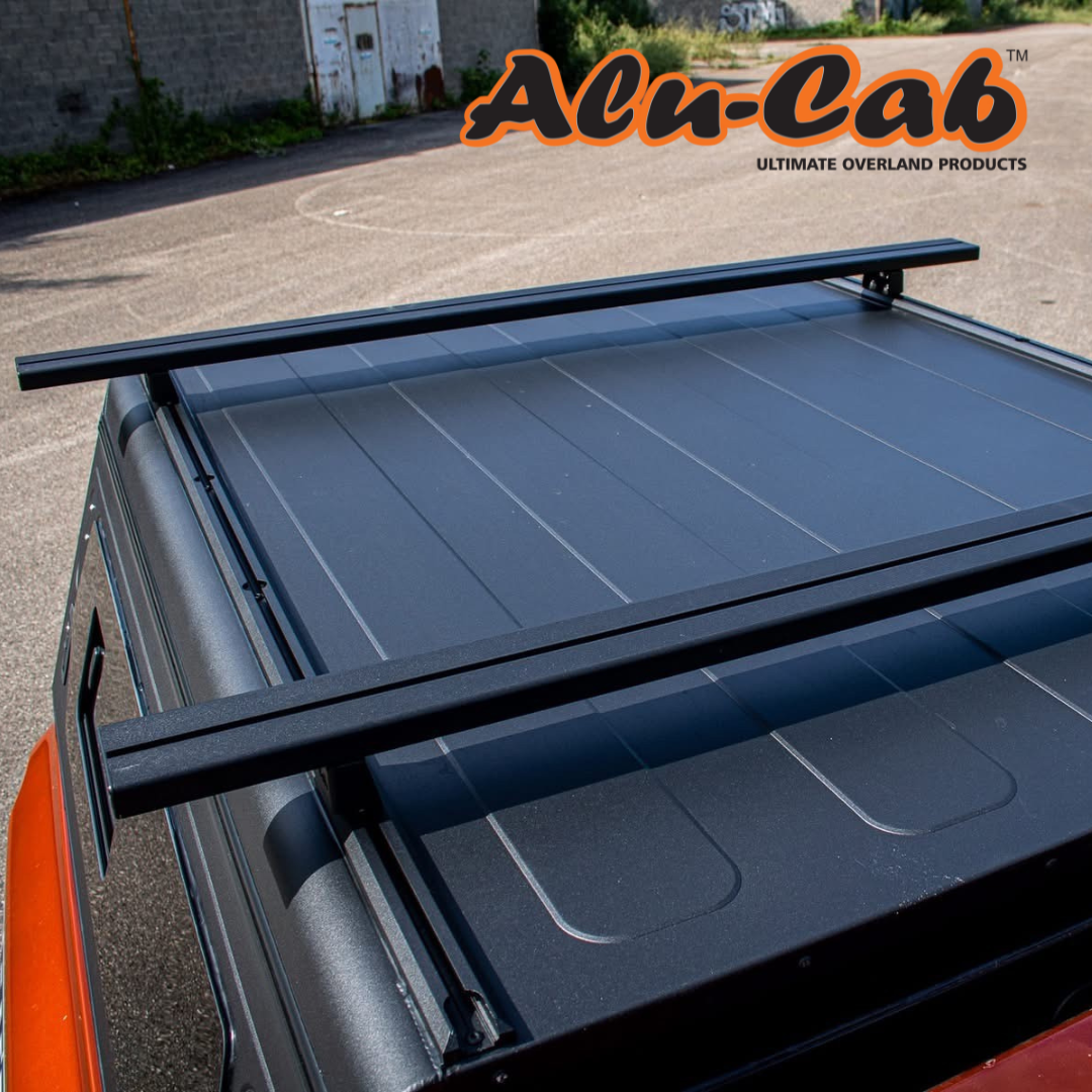 Kit de 2 barres de toit en aluminium Alu-Cab, montées côte à côte, pour véhicule, vue en gros plan.