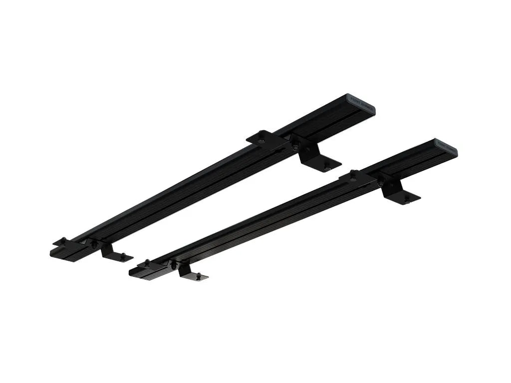 Kit de 2 barres de toit en aluminium Alu-Cab, vue de dessus, avec fixation pour véhicules, conçues pour le transport sécurisé.