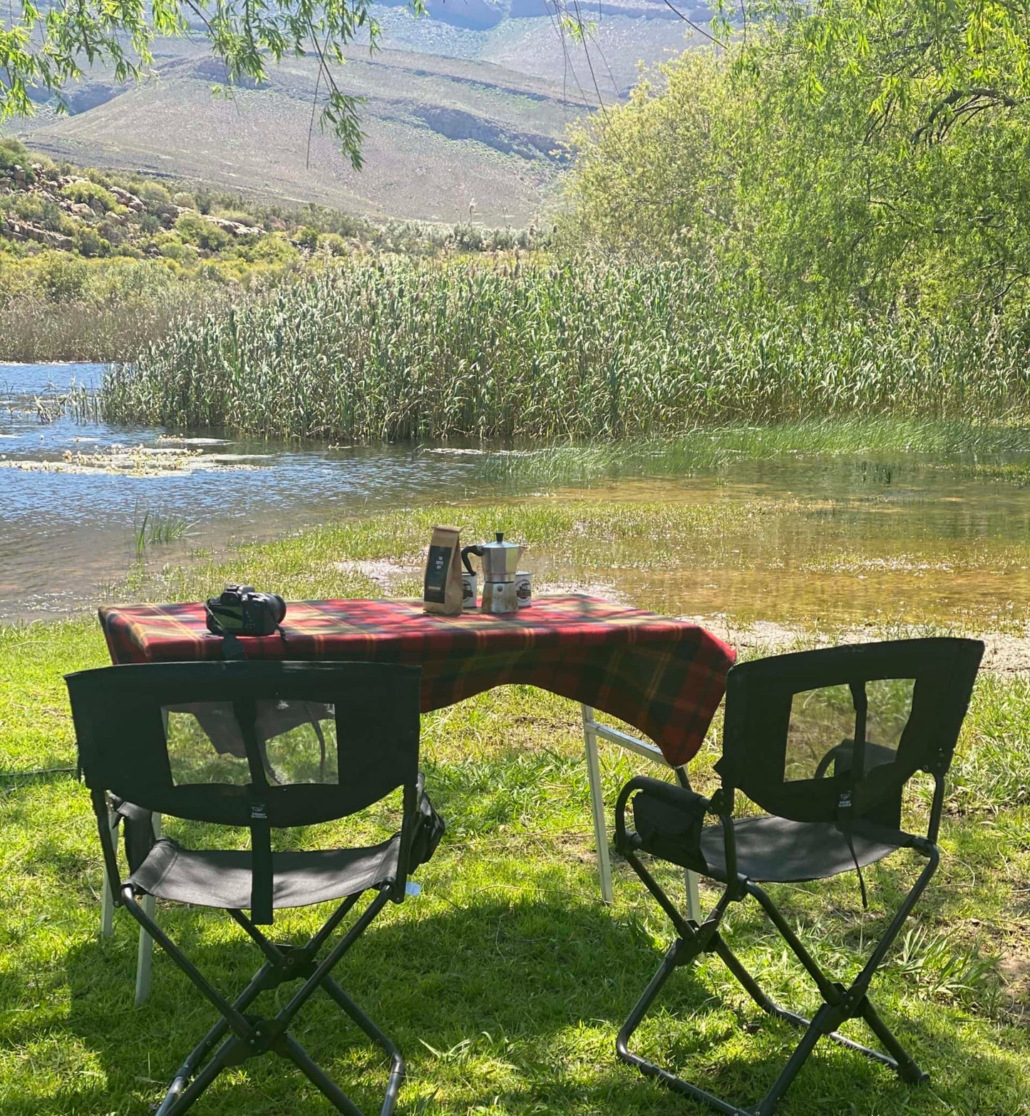 Table en aluminium Alu-Cab pour camping, robuste, légère et facile à monter pour activités de camping en plein air.