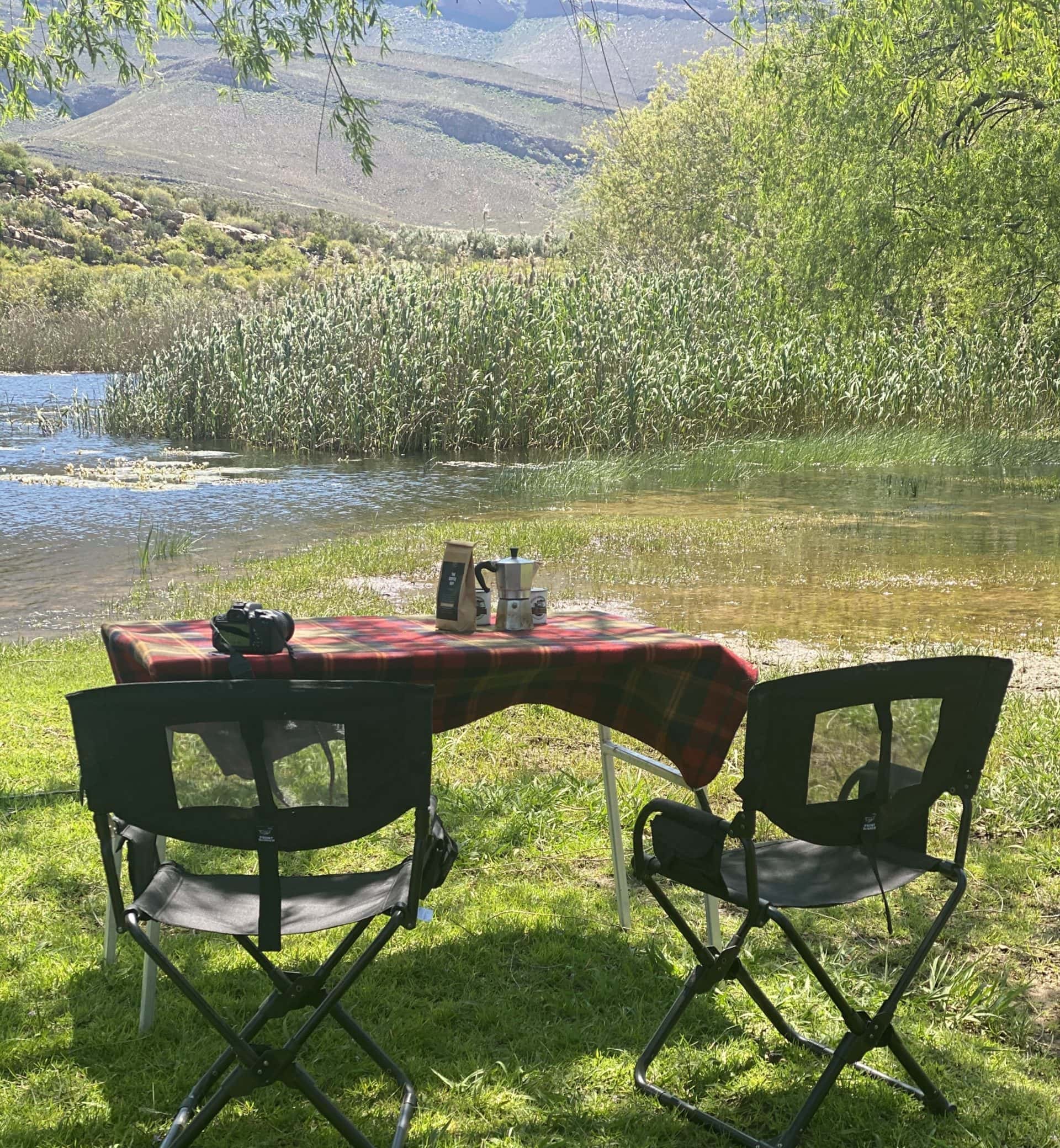 Table en aluminium Alu-Cab pour camping, robuste, légère et facile à monter pour activités de camping en plein air.