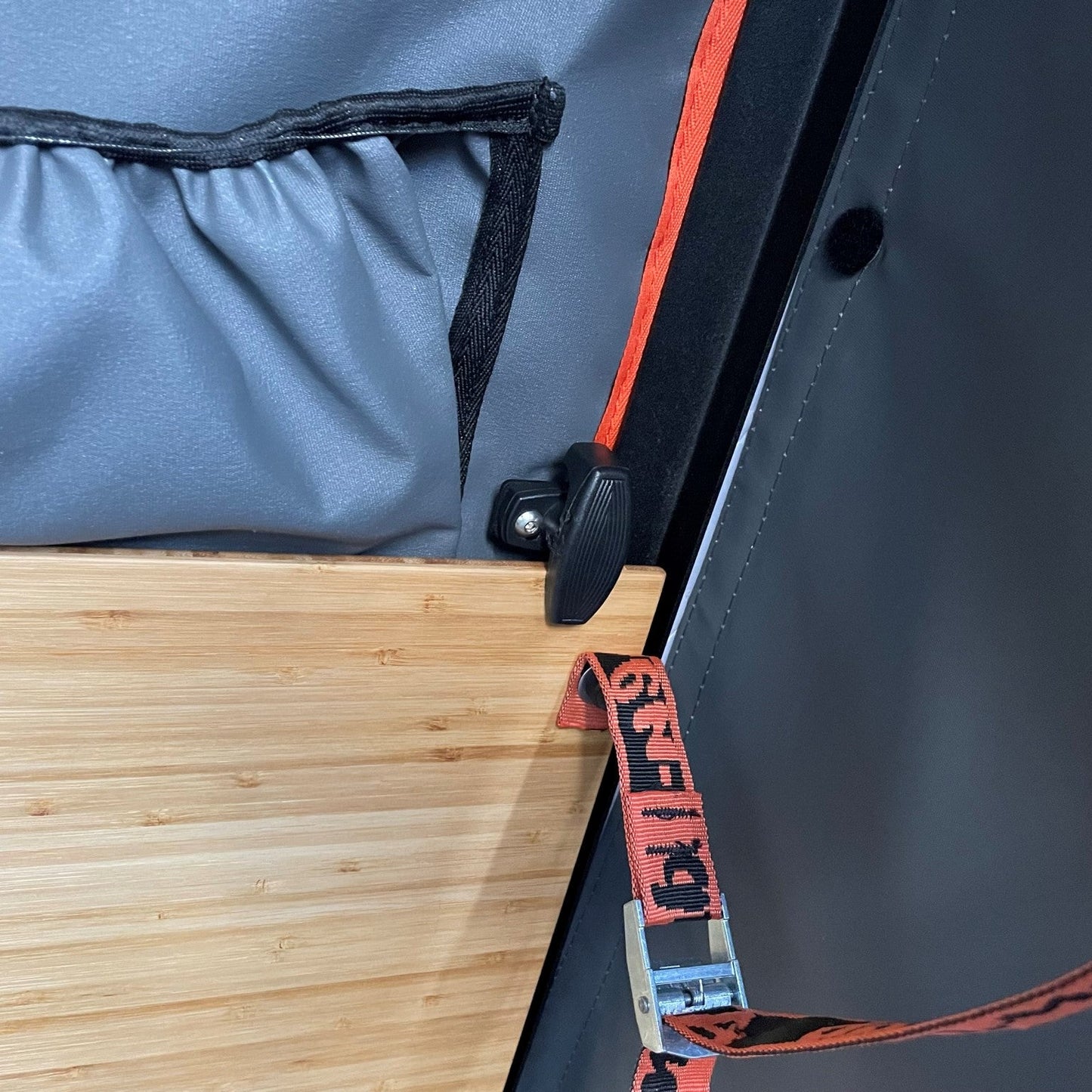 Table inclinable pour tente de toit Alu-Cab, accessoire robuste en aluminium, compatible avec la tente de toit Gen-R.
