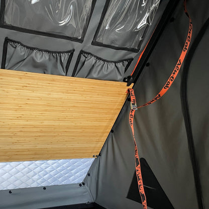 Table inclinable Alu-Cab pour tente de toit Gen-R, en aluminium, avec surface stable pour camping et activités extérieures.