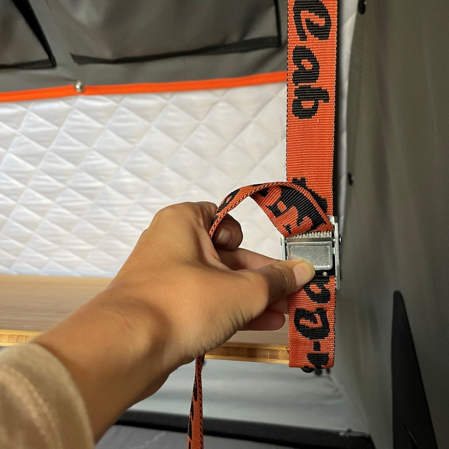 Table inclinable pour tente de toit Alu-Cab Gen-R, en aluminium, avec surface pliante et support robuste pour camping en extérieur.