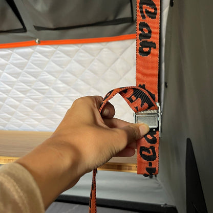 Table inclinable pour tente de toit Alu-Cab Gen-R, en aluminium, avec surface pliante et support robuste pour camping en extérieur.