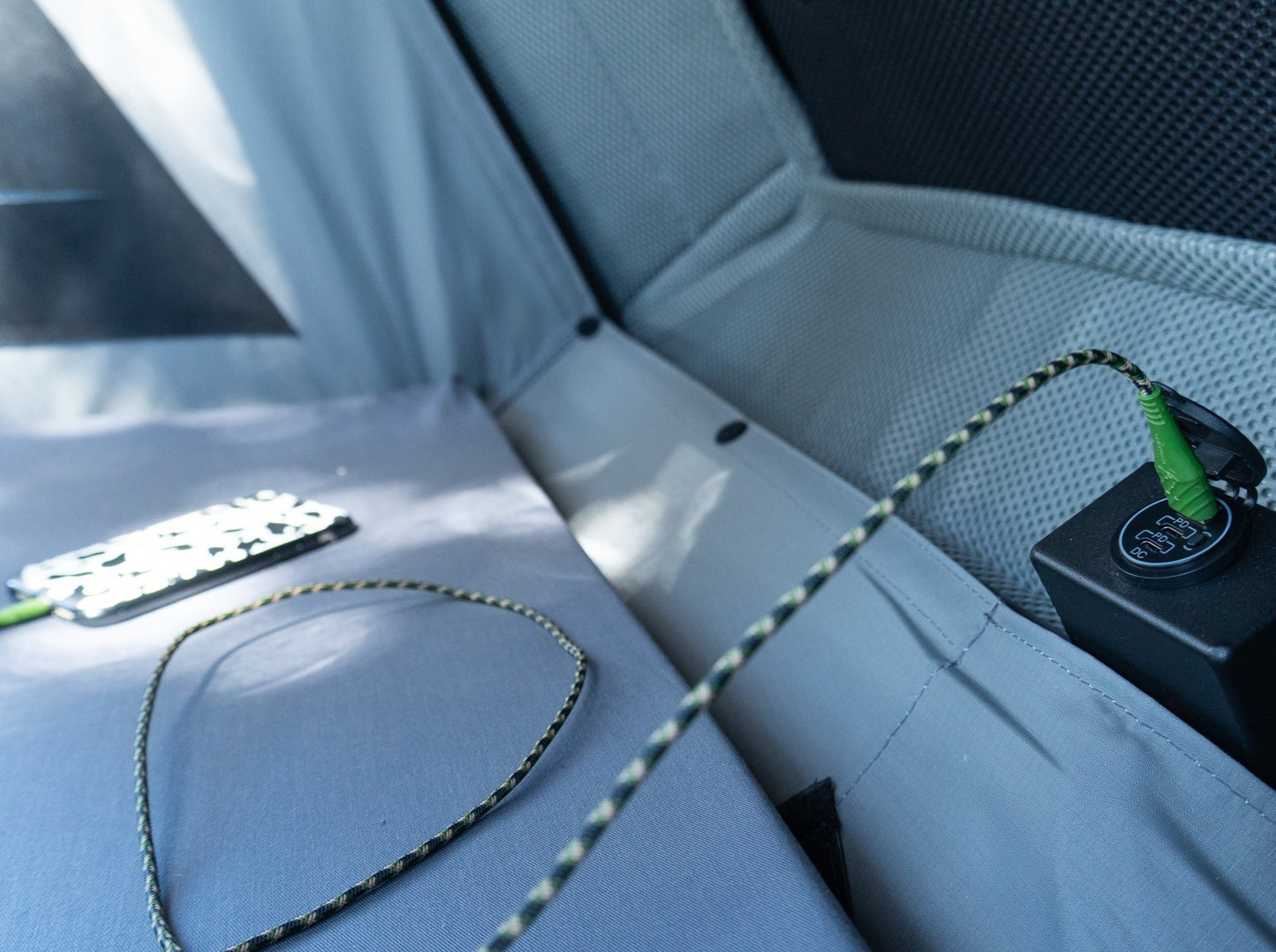 Tente de toit Alu-Cab RT-2S pour 2 personnes, coque en aluminium compacte, installée sur un véhicule tout-terrain.