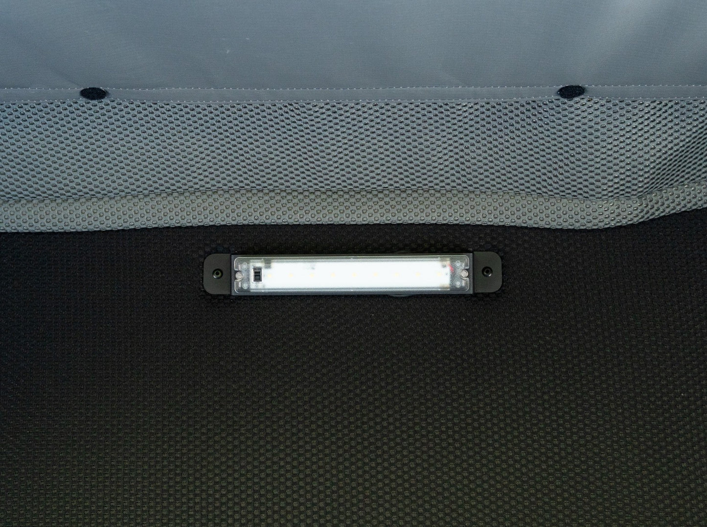 Tente de toit Alu-Cab RT-2S pour 2 personnes, coque en aluminium compacte, installée sur un véhicule tout-terrain.
