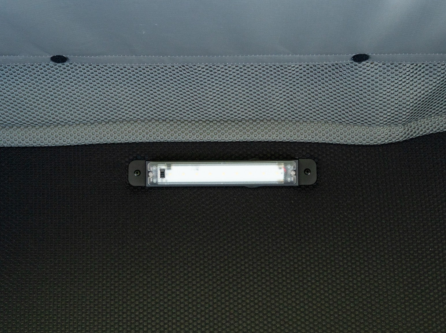 Tente de toit Alu-Cab RT-2S pour 2 personnes, coque en aluminium compacte, installée sur un véhicule tout-terrain.