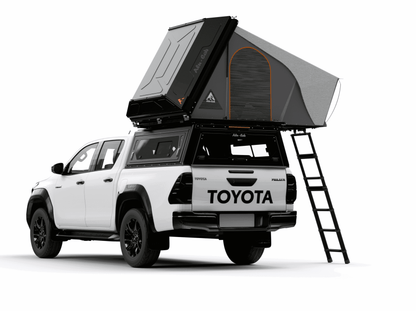 Tente de toit Alu-Cab RT-2S pour 2 personnes, coque en aluminium compacte, installation sur véhicule, vue de côté.