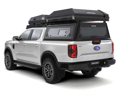 Tente de toit Alu-Cab RT-2S pour 2 personnes, coque en alu compacte, installation sur véhicule, vue de face.