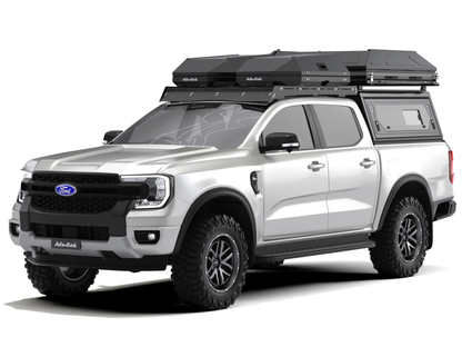 Tente de toit Alu-Cab RT-2S pour 2 personnes, coque en aluminium compacte, installée sur un véhicule tout-terrain.