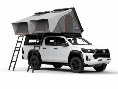 Tente de toit Alu-Cab RT-2S pour 2 personnes, coque en aluminium compacte, installée sur un véhicule tout-terrain.