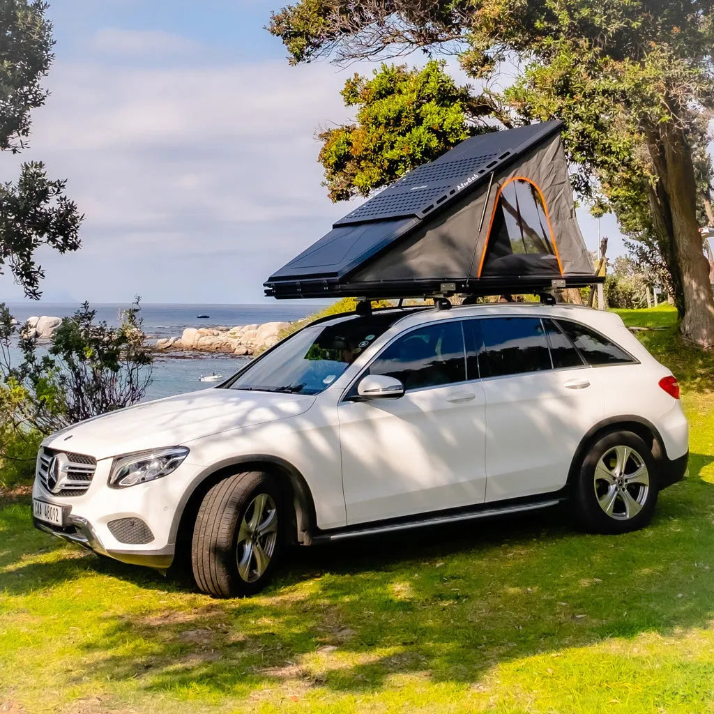 Tente de toit Alu-Cab LT-50 légère en aluminium, installation sur véhicule, vue de face avec matelas à l'intérieur