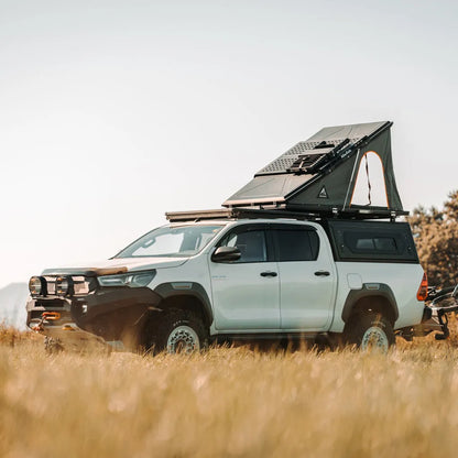 Tente de toit LT-50 Lightweight Alu-Cab en aluminium, installée sur un véhicule tout-terrain, ouverte avec fenêtre visible.
