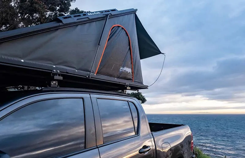 Tente de toit Alu-Cab LT-50 légère en aluminium, installée sur un véhicule, offrant un espace de couchage compact et robuste.