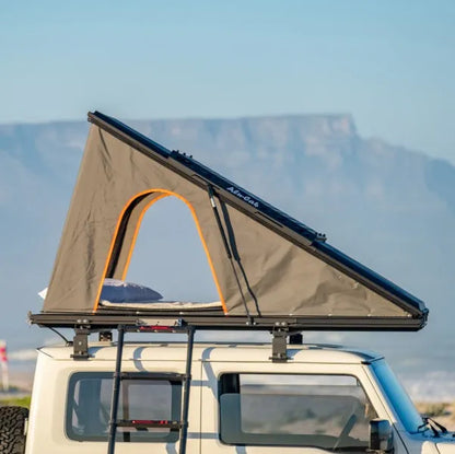 Tente de toit LT-50 Alu-Cab en aluminium, légère, pour camping et aventure, installée sur un véhicule tout-terrain.