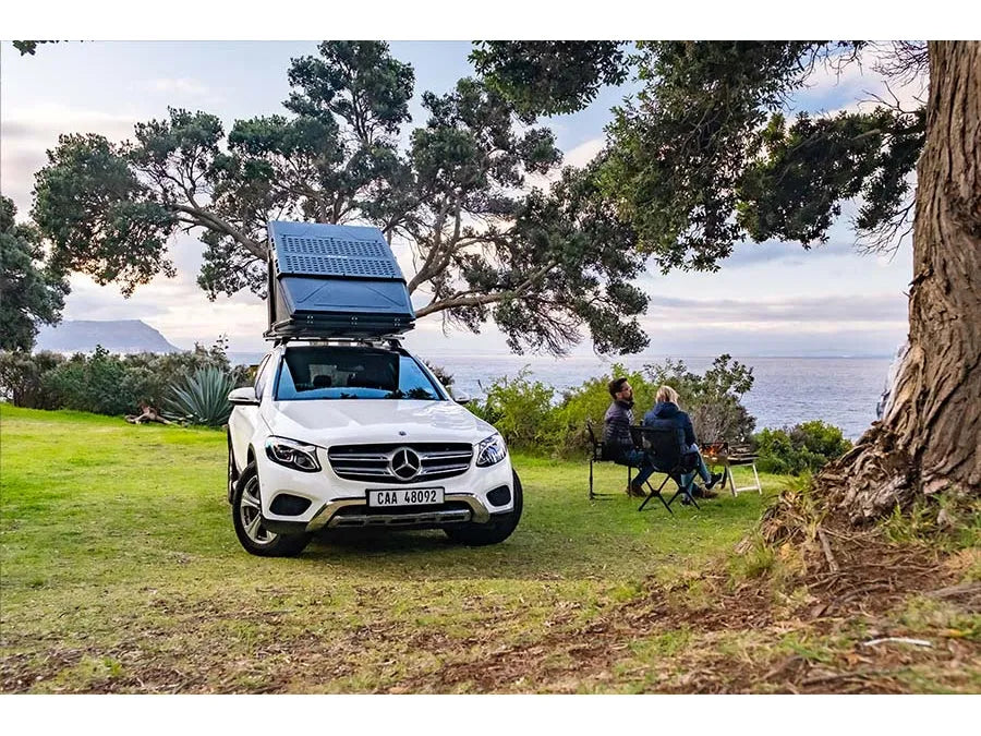 Tente de toit Alu-Cab LT-50 en aluminium, légère, installée sur un véhicule, offrant un espace de couchage compact et robuste.