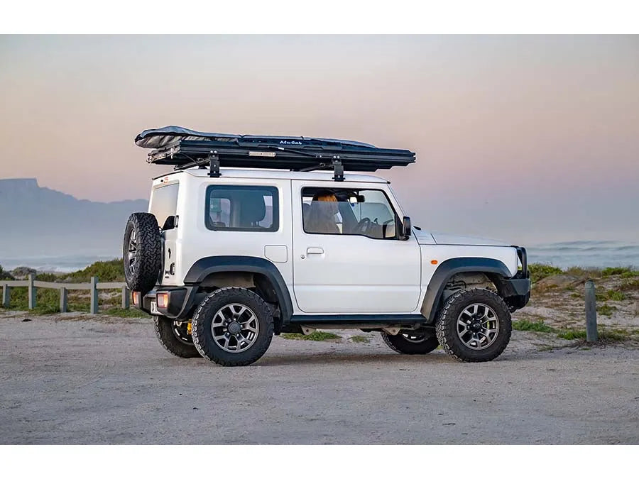 Tente de toit Alu-Cab LT-50 légère en aluminium, déployée sur un véhicule, pour camping et aventure en plein air.