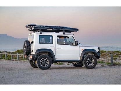 Tente de toit Alu-Cab LT-50 légère en aluminium, déployée sur un véhicule, pour camping et aventure en plein air.