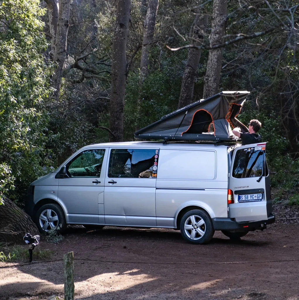 Tente de toit légère Alu-Cab LT-50 en aluminium, déployée sur un véhicule, avec matelas visible à l’intérieur.