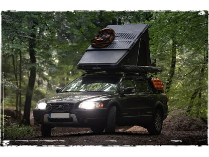 Tente de toit Alu-Cab LT-50 légère en aluminium, déployée sur un véhicule, conçue pour le camping en plein air.