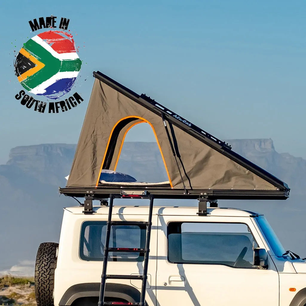 Tente de toit LT-50 Alu-Cab en aluminium, légère et robuste, installée sur un véhicule tout-terrain pour camping en plein air.