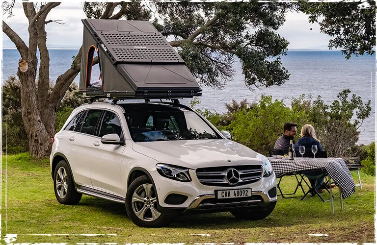 Tente de toit Alu-Cab LT-50 en aluminium, légère et robuste, installée sur un véhicule tout-terrain.