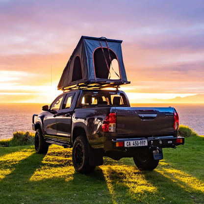 Tente de toit Alu-Cab LT-50 en aluminium légère, déployée sur un véhicule, avec fenêtre et matelas visible.