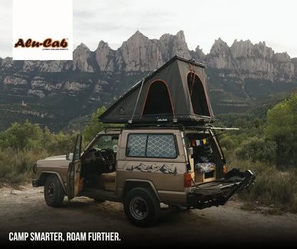Tente de toit Alu-Cab LT-50 en aluminium, légère et compacte, montée sur un véhicule tout-terrain.