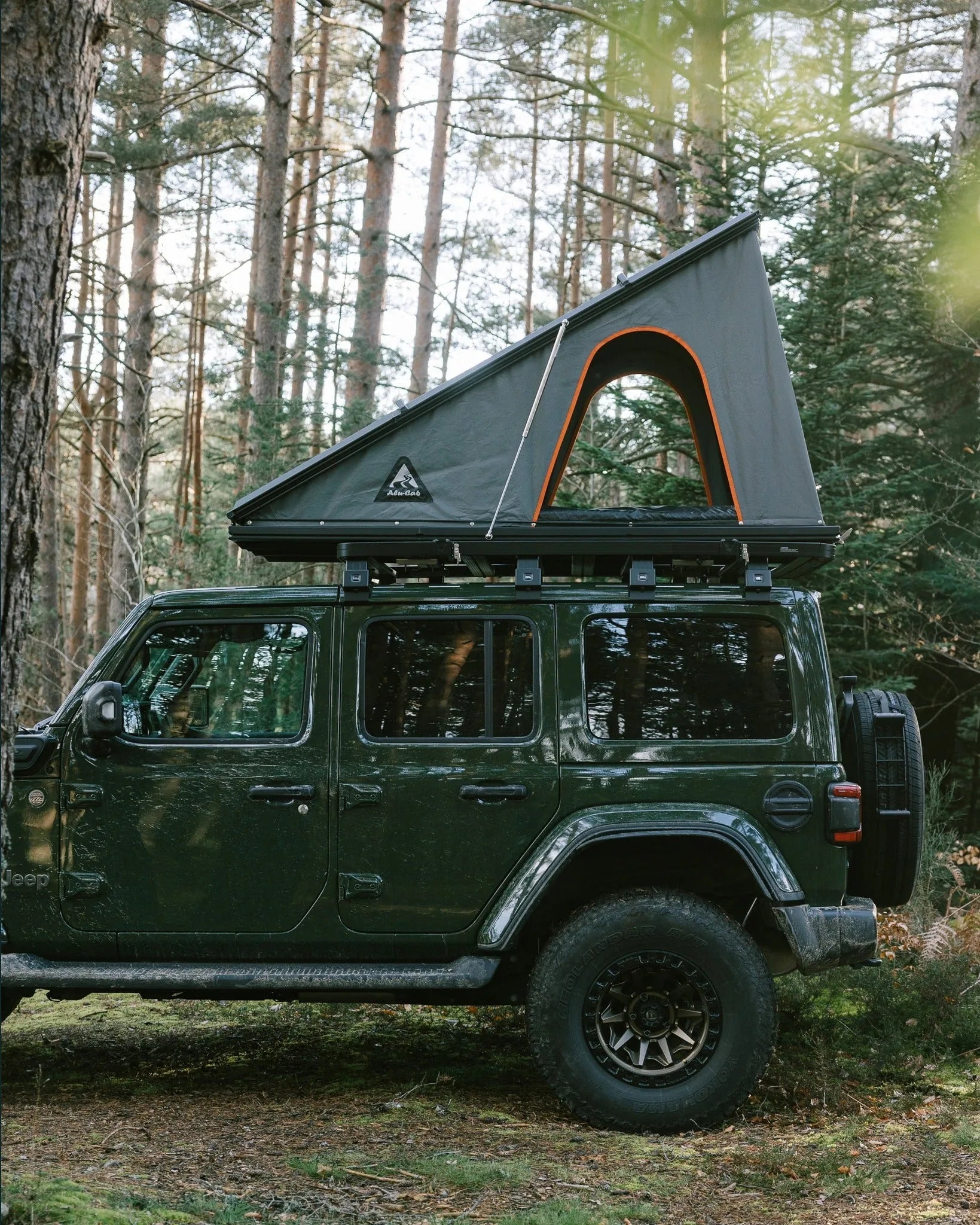 Tente de toit Alu-Cab LT-50 légère en aluminium, installée sur un véhicule, offrant un espace de camping compact et robuste.