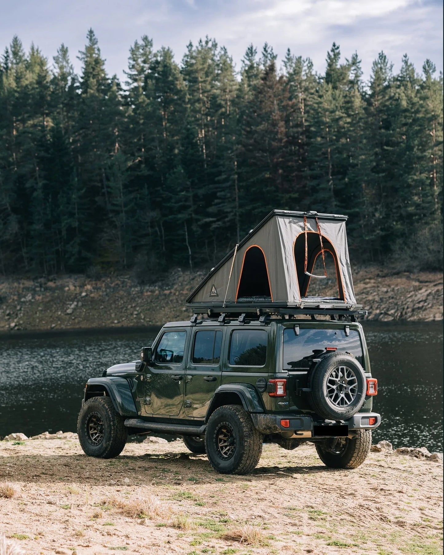 Tente de toit LT-50 Lightweight Alu-Cab en aluminium, déployée sur un véhicule, légère et résistante, pour camping en plein air.