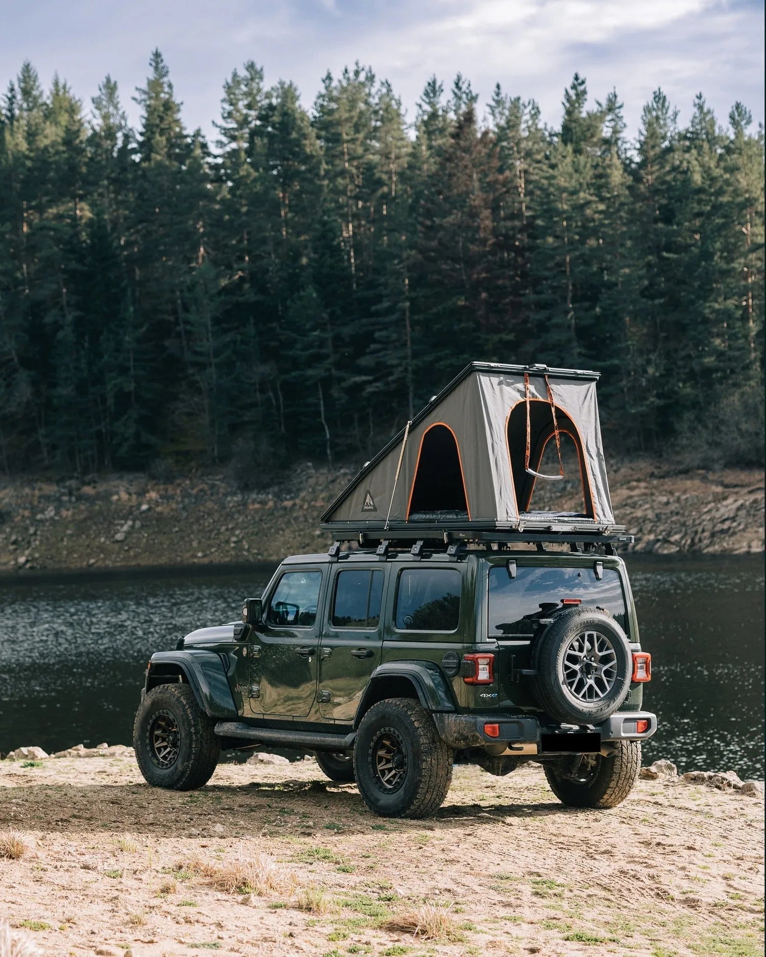 Tente de toit LT-50 Lightweight Alu-Cab en aluminium, déployée sur un véhicule, légère et résistante, pour camping en plein air.