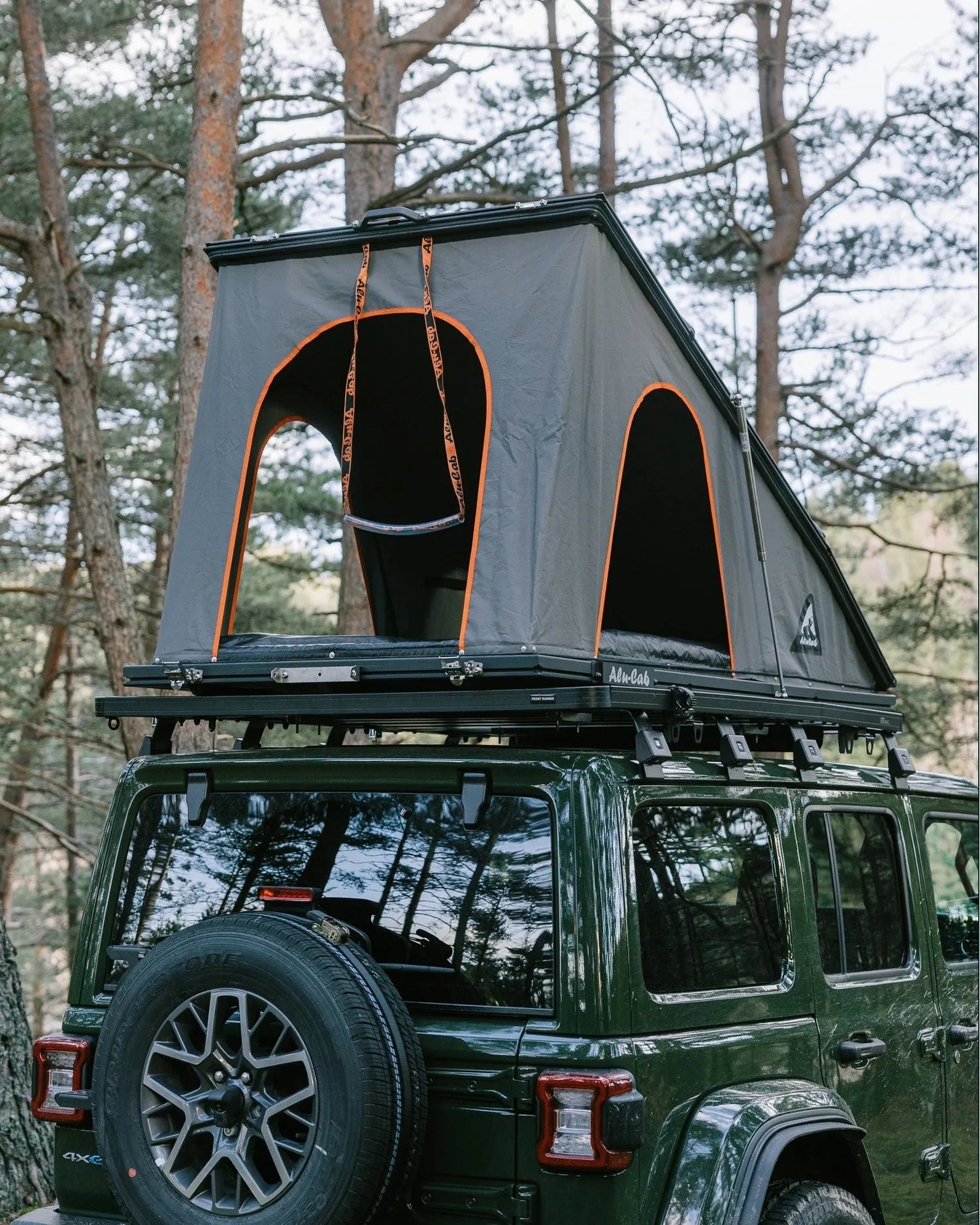 Tente de toit LT-50 Lightweight Alu-Cab en aluminium, déployée sur un véhicule, légère et résistante, pour camping en plein air.