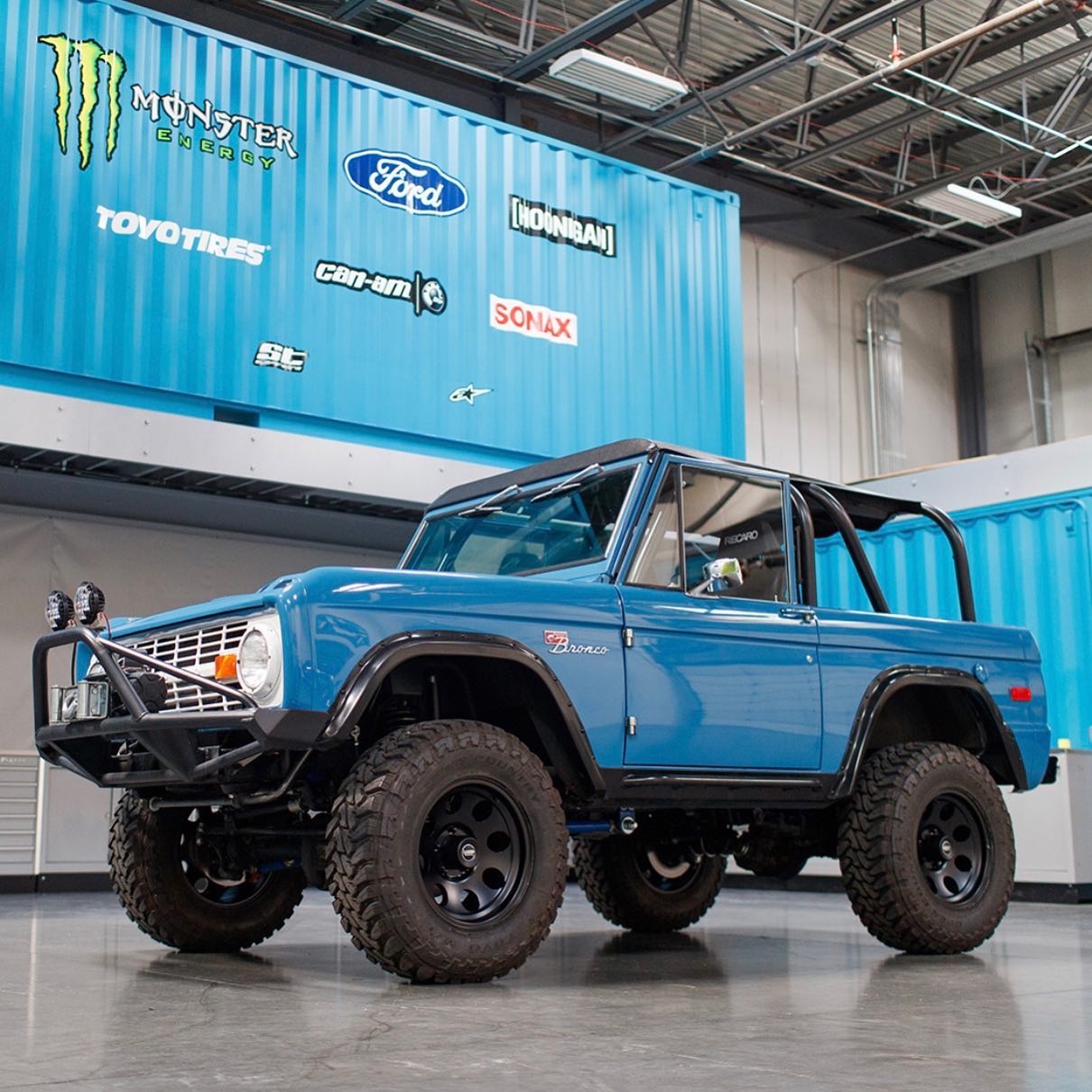 Jantes AMERICAN RACING AR172 BAJA en alliage avec design robuste, vue de face montrant la finition noire brillante.