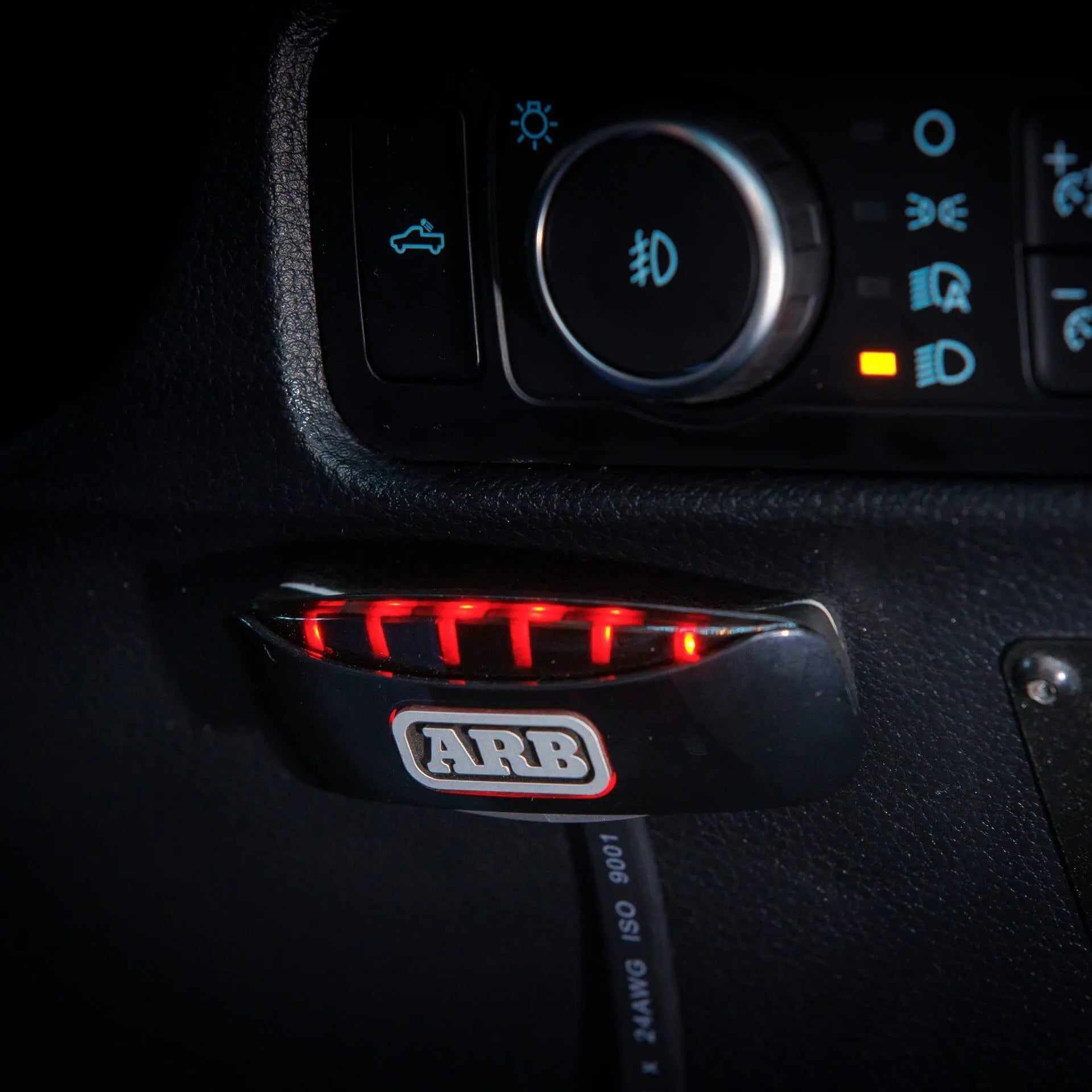 Feux de conduite LED ARB Intensity IQ 28, paire, design robuste, avec certification E-Mark, pour un éclairage puissant.