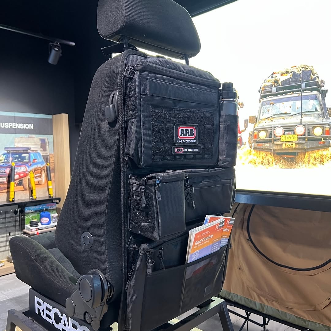 Sac de rangement ARB pour organisateur de siège ARB4x4, tissu durable avec plusieurs compartiments pour rangement pratique.
