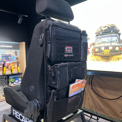 Sac de rangement ARB pour organisateur de siège ARB4x4, tissu durable avec plusieurs compartiments pour rangement pratique.